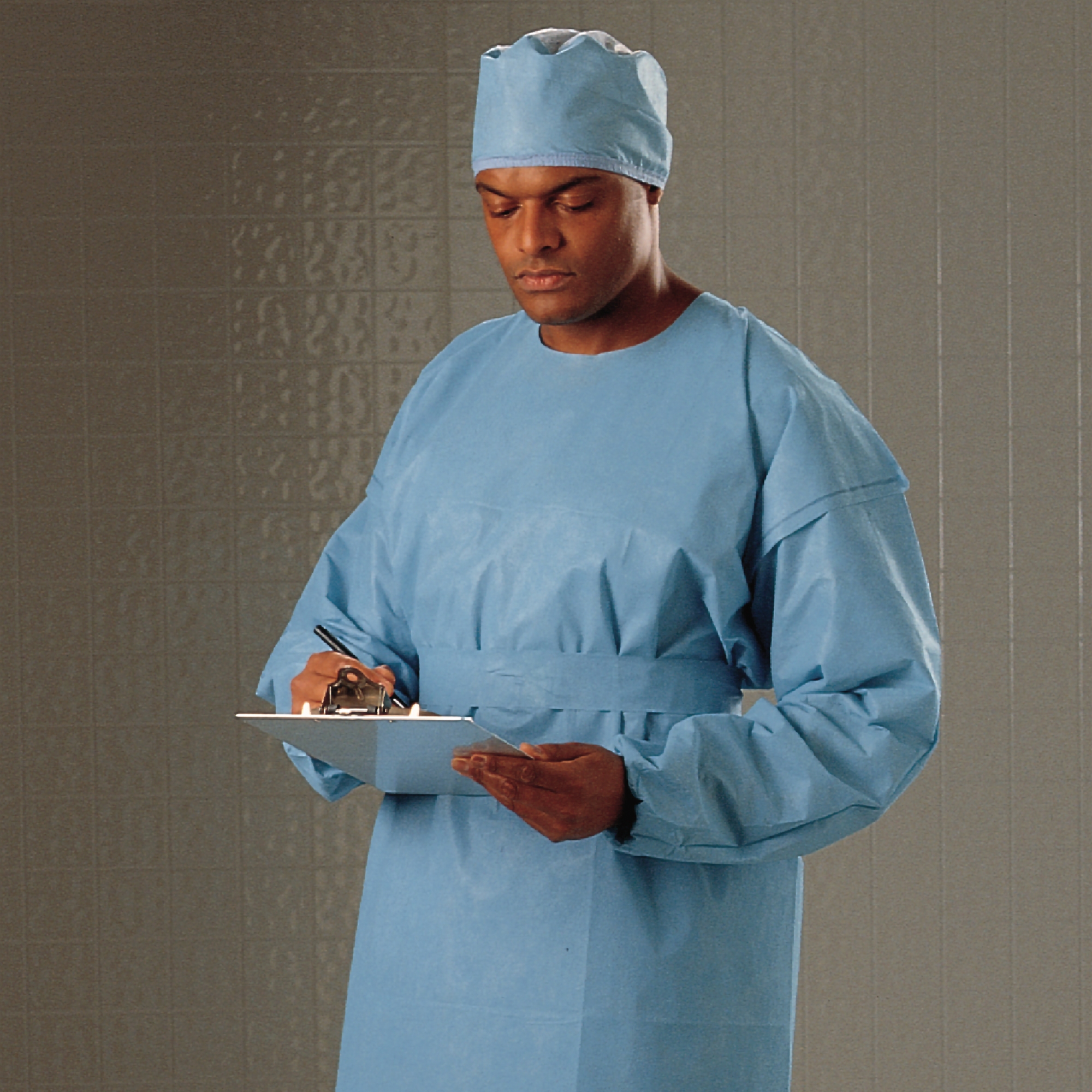 Halyard Protective Procedure Gown with Knit Cuffs - Image 4